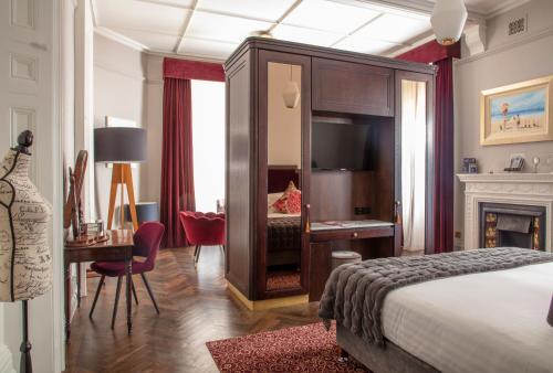 都柏林The Wilder的酒店客房带一张床铺、一张书桌和一间卧室