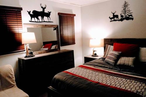 威斯康星戴尔Wisconsin Dells Cabin in the Woods - VLD0423的卧室配有一张挂着鹿贴纸的床铺。