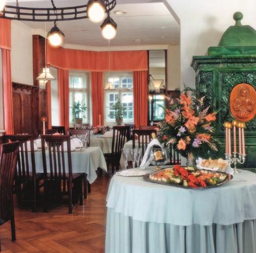 提芬巴赫Gasthof Russenbräu的一间餐厅,餐桌上放着一盘食物