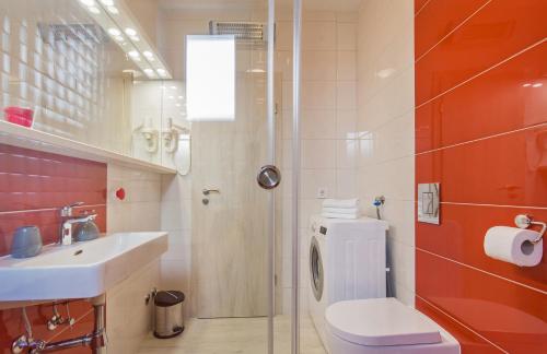 索布拉Apartments More的浴室配有卫生间、盥洗盆和淋浴。