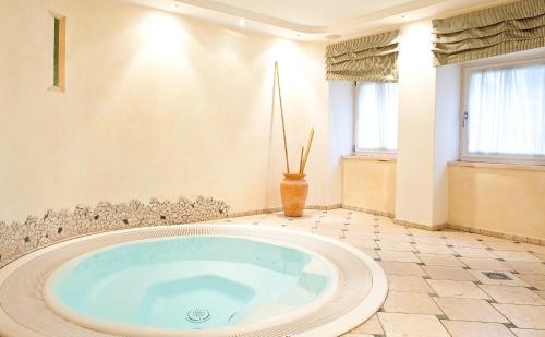 维皮泰诺蒙德舍因酒店的一间大浴室,内设一个大浴缸