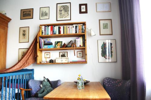 圣菲利普雅科夫Apartments Croatiansun的客厅配有桌子和书架