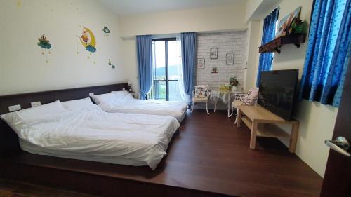 三星乡上雅居的一间卧室配有一张床、一张桌子和一个窗户。