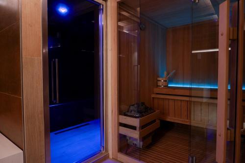 埃特鲁布莱斯Maison Bertin的步入式淋浴间,设有玻璃门