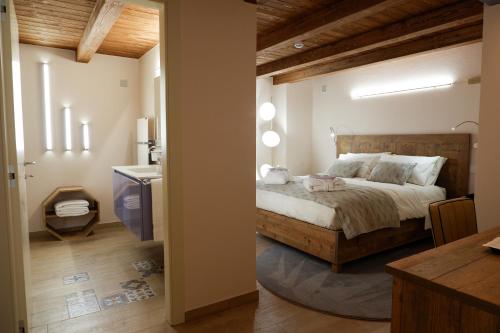 埃特鲁布莱斯Maison Bertin的一间卧室配有一张床,浴室设有水槽