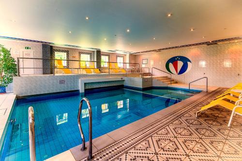 奥泊维森塔尔奥泊维森塔尔全景酒店的大楼内的大型游泳池