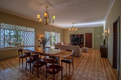 布罗塔斯Villa do Conde的用餐室以及带桌椅的起居室。