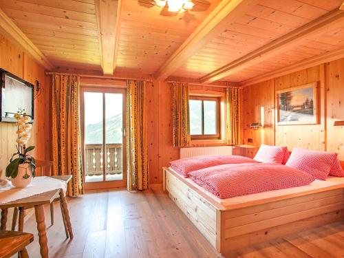 韦斯滕多夫Berggasthof Zieplhof的木制客房内的一间卧室配有一张大床