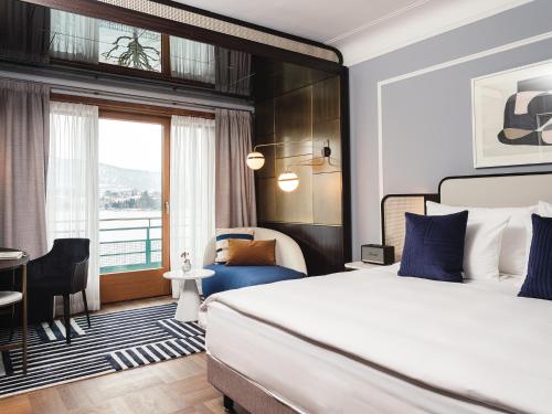 苏黎世AMERON Zürich Bellerive au Lac的一间设有大床和窗户的酒店客房