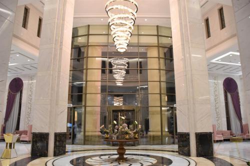麦加米丹酒店的大厅,大楼中央有一个喷泉