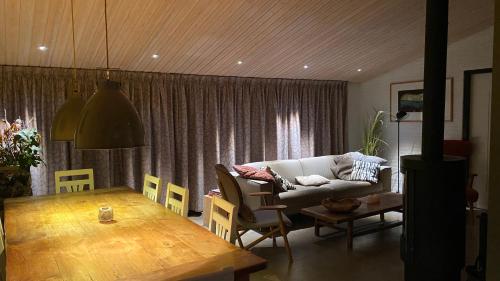 欣德洛彭De Vier Winden的客厅配有沙发和桌子