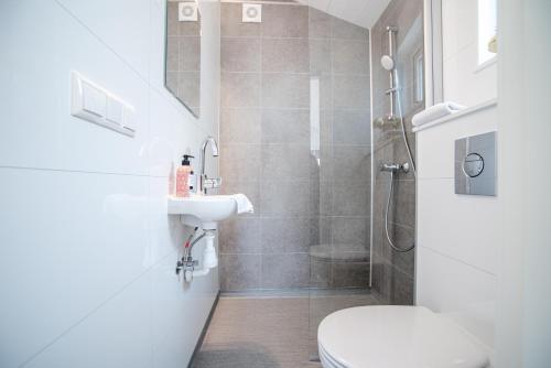 赞德沃特BUDDHA BEACH BUNGALOWS Adults Only的带淋浴、卫生间和盥洗盆的浴室
