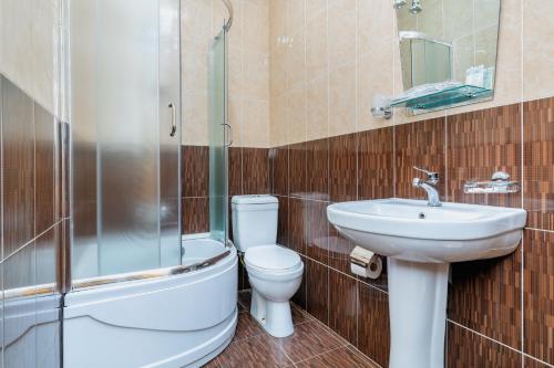梅斯蒂亚Hotel Lileo的浴室配有卫生间、盥洗盆和淋浴。