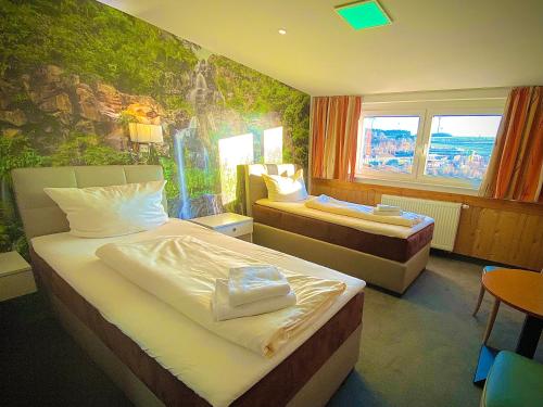Berg弗兰肯瓦德梅斯特酒吧酒店的酒店客房带两张床和壁画