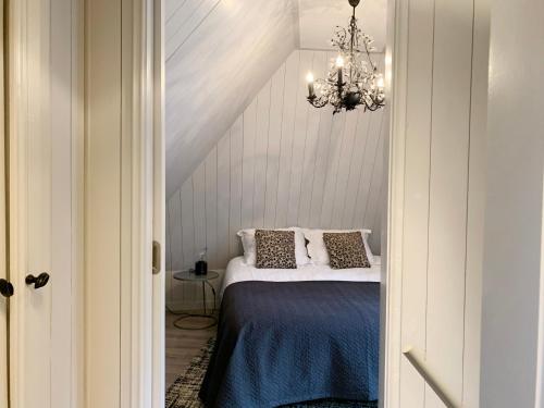 弗拉讷克Wetterhûske - Huisje aan de gracht的一间卧室配有一张床和一个吊灯