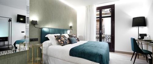 毕尔巴鄂Pension Ama Bilbao的一间卧室配有一张蓝色床头板的床