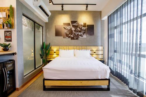 关丹AISI3 Studio Seaview at Tanjung Lumpur的一间设有白色床的卧室,位于带窗户的房间内