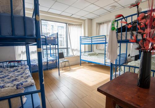 都柏林阿帕切青年旅社的客房设有几张双层床和一张桌子。