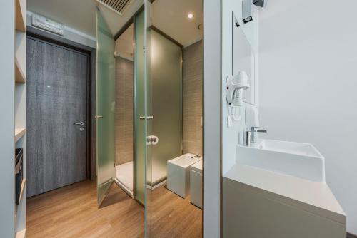 塞格拉泰Fasthotel Linate的带淋浴和盥洗盆的浴室