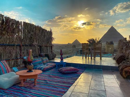 开罗Atlantis pyramids inn的享有金字塔景致的客厅