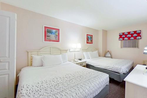 默特尔比奇Bay Watch 0232的一间酒店客房,房间内设有两张床