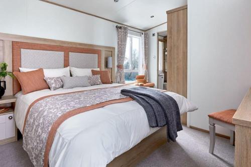 赛伦塞斯特Captivating Bluebell Lodge 2-bed Cotswolds caravan的相册照片