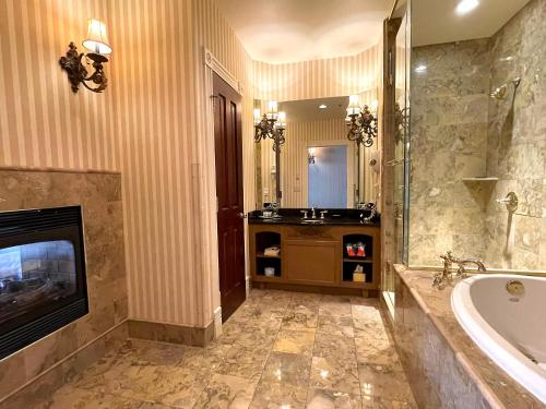 Celebrity Hotel的一间浴室