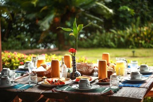 皮帕Hotel Casablanca的一张野餐桌,上面有食物和饮料