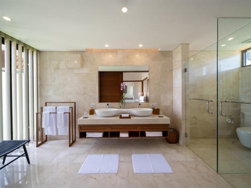 海神庙Villa Kailasha by Elite Havens的带浴缸、淋浴和盥洗盆的浴室