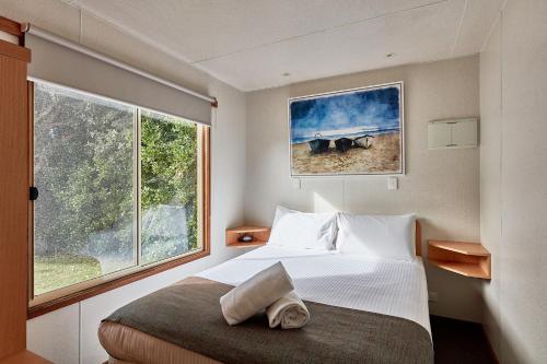 MarengoMarengo Family Caravan Park的一间卧室设有一张床和一个大窗户