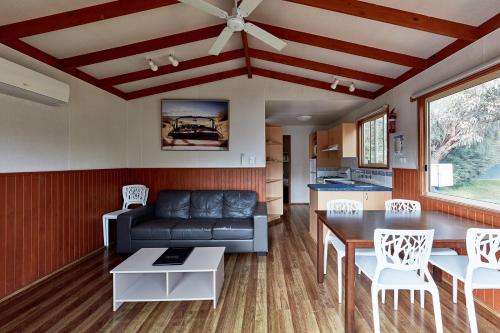 MarengoMarengo Family Caravan Park的客厅配有沙发和桌子