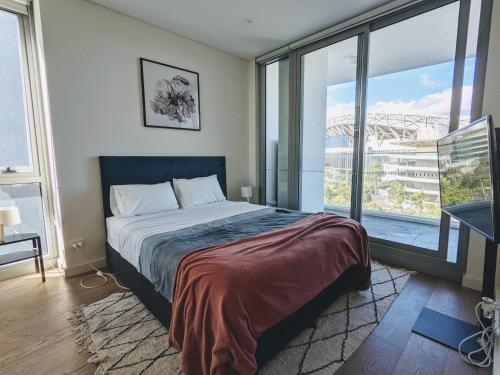 悉尼Luxury 3-bed 2-bath, balcony, with pool included, NO PARTIES!的一间卧室设有一张床和一个大窗户