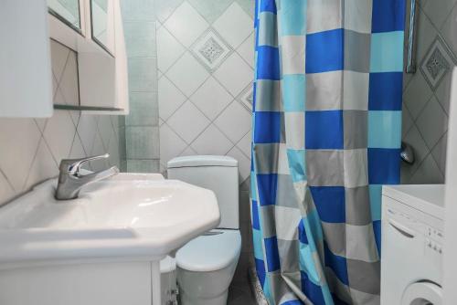 弗尔卡#Blue Heaven Home by halu! Villas的浴室配有水槽、卫生间和浴帘