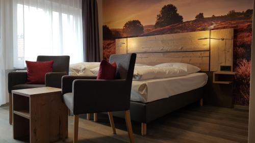 SecklendorfHotel-Restaurant Zur Linde的一间卧室配有一张床、一张沙发和一把椅子