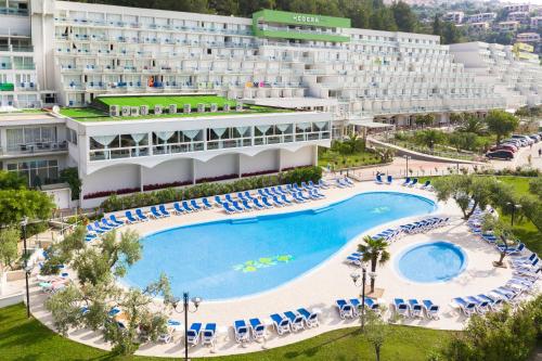 拉巴克常春藤酒店 - 马斯利尼察酒店及度假村的享有度假村的空中景致,设有大型游泳池