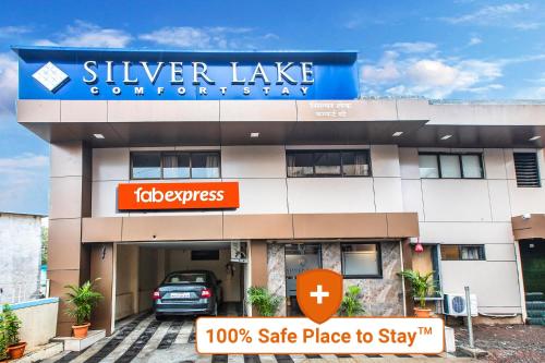 孟买FabExpress Silver Lake的一座有银湖标志的建筑