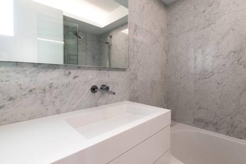 里斯本Liberdade Terrace Apartment的白色的浴室设有水槽和镜子
