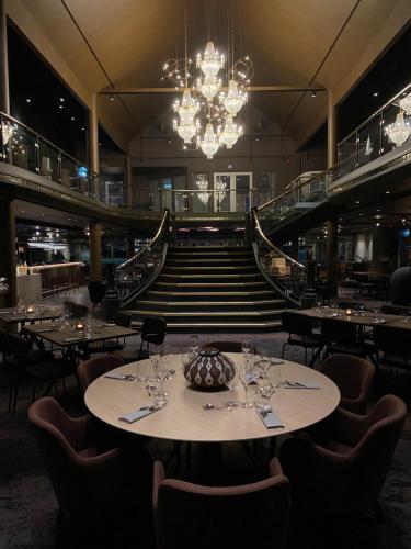 龙南龙南酒店 的一间带桌子和吊灯的用餐室