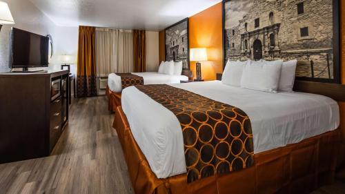 圣安东尼奥SureStay Plus Hotel By Best Western San Antonio North 281 N的酒店客房设有两张床和一台平面电视。