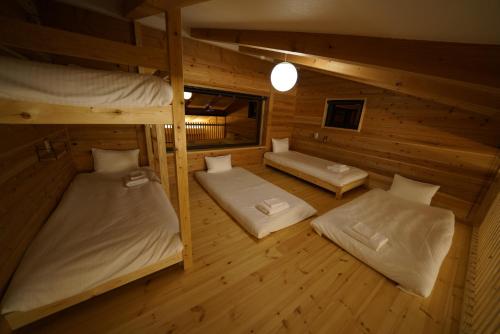 饭山市Tombi Lodge的客房享有高空的景致,配有2张双层床。