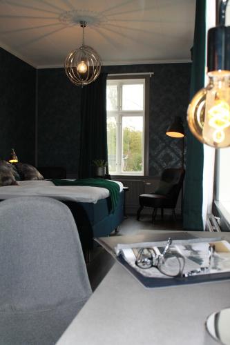 ForsvikVilla Göta的一间卧室设有两张床和窗户。