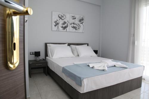 克拉默特Luxury Villa Siniori的一间卧室配有一张带蓝色毯子的床