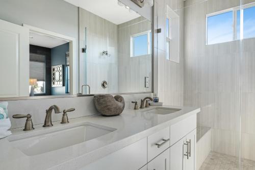 皮斯莫比奇Coastal Perch的白色的浴室设有水槽和镜子