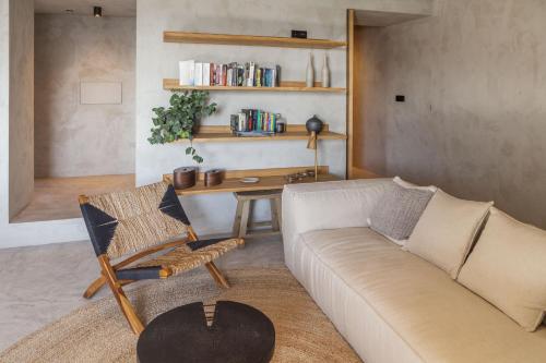 蓬塔德尔加达CASA DA ILHA - Slow Living Residence & Suites的客厅配有沙发和桌子