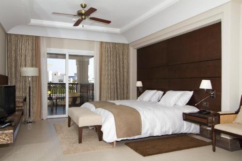 阿加迪尔Hotel Riu Palace Tikida Agadir - All Inclusive的一间带大床的卧室和一个阳台
