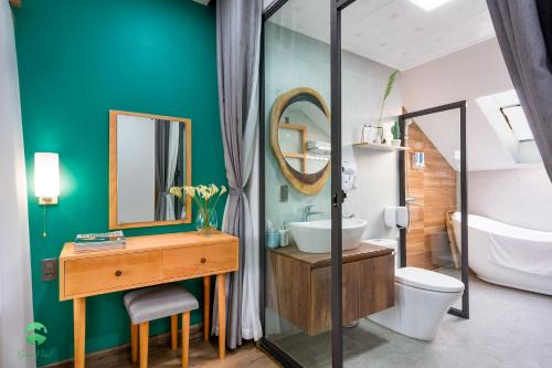 下龙湾Green Pearl Villa Ha Long的浴室配有盥洗池、卫生间和镜子。