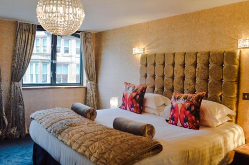 利物浦普斯帕德斯 - 利物浦1 - 公寓的一间卧室设有一张大床和大窗户