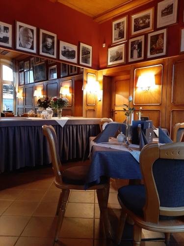 FalkenauRestaurant & Hotel Zur Falkenhöhe的一间带桌子和酒吧的用餐室