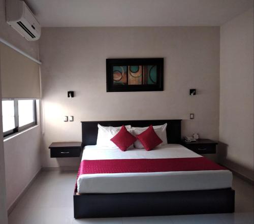 图斯特拉古铁雷斯马德里酒店的一间卧室配有一张带红色枕头的大床