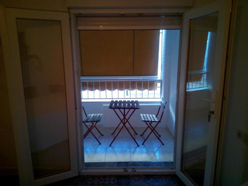 蓬塔翁布里亚VACACIONES DUQUE GALEY的客房享有带2把椅子和窗户的客房的景致。